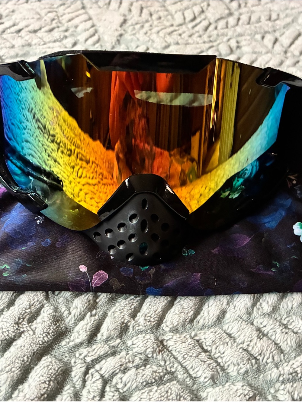 Black Ski/sbowboard/mountain bike Goggles with Iridescent mirror lenses